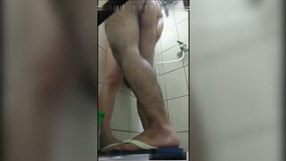 潜入学校公共浴室偷拍发现学霸在浴室按着班花操